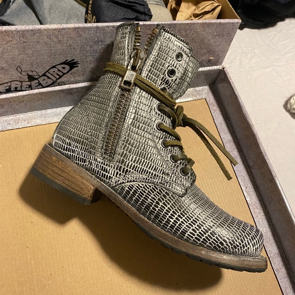 Like NEW in box size 6 Freebird Manchester Blue Snake - Picture 6 of 9